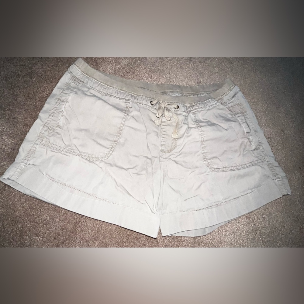 Old Navy Women's beige colored pull on Shorts Sz med - Picture 3 of 5